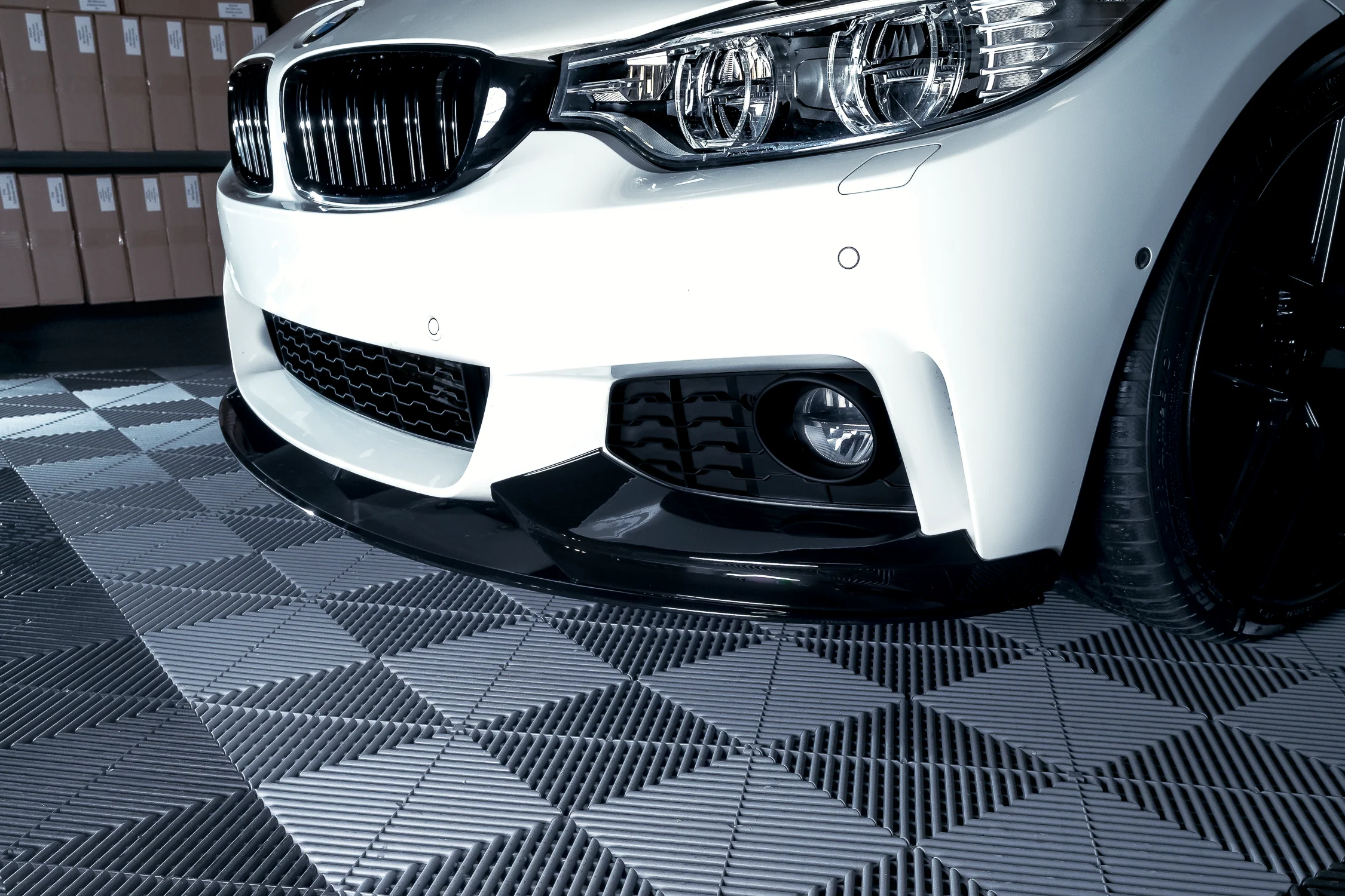 BMW F32 F33 F36, M-Performance etupuskurin lippa kiiltävän musta - Image 10