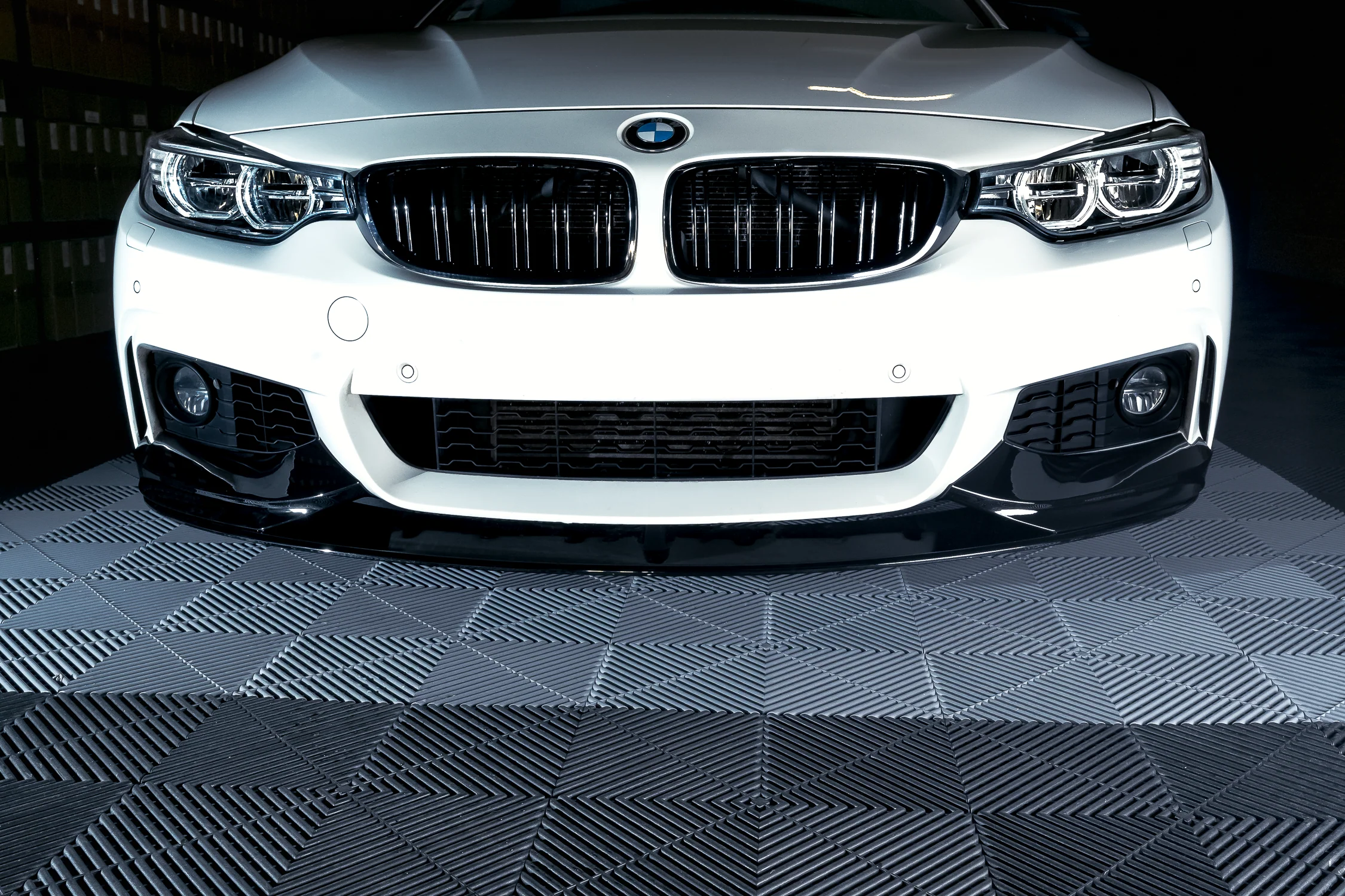 BMW F32 F33 F36, M-Performance etupuskurin lippa kiiltävän musta - Image 8