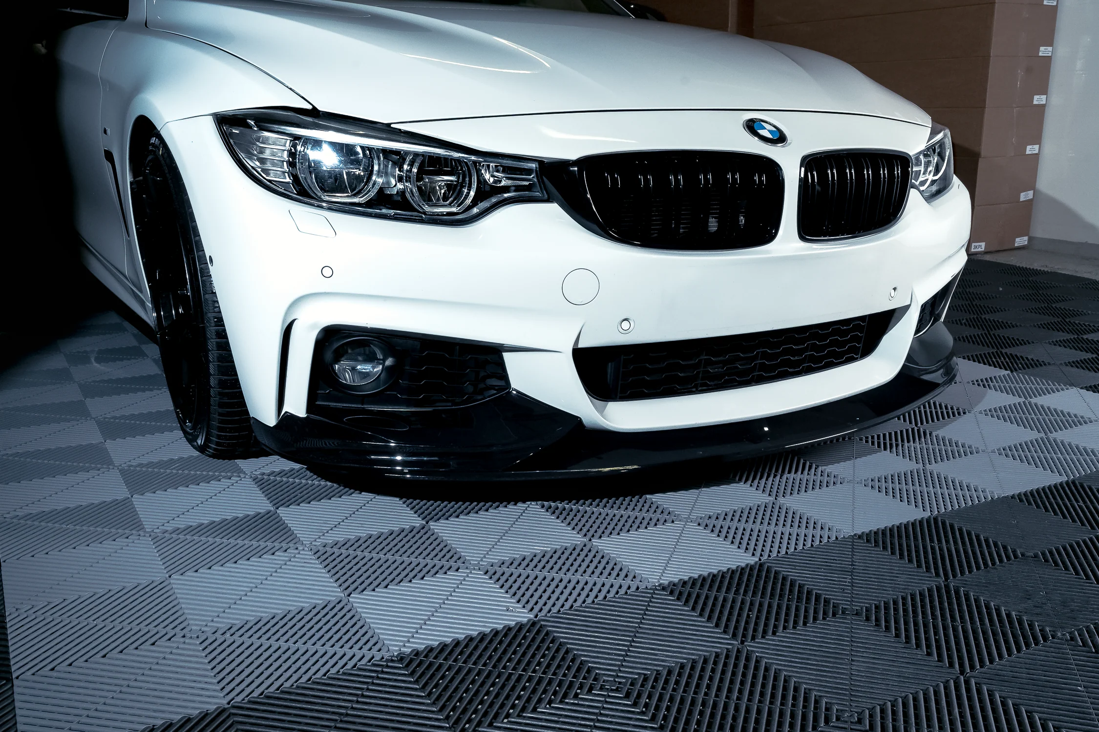 BMW F32 F33 F36, M-Performance etupuskurin lippa kiiltävän musta - Image 9
