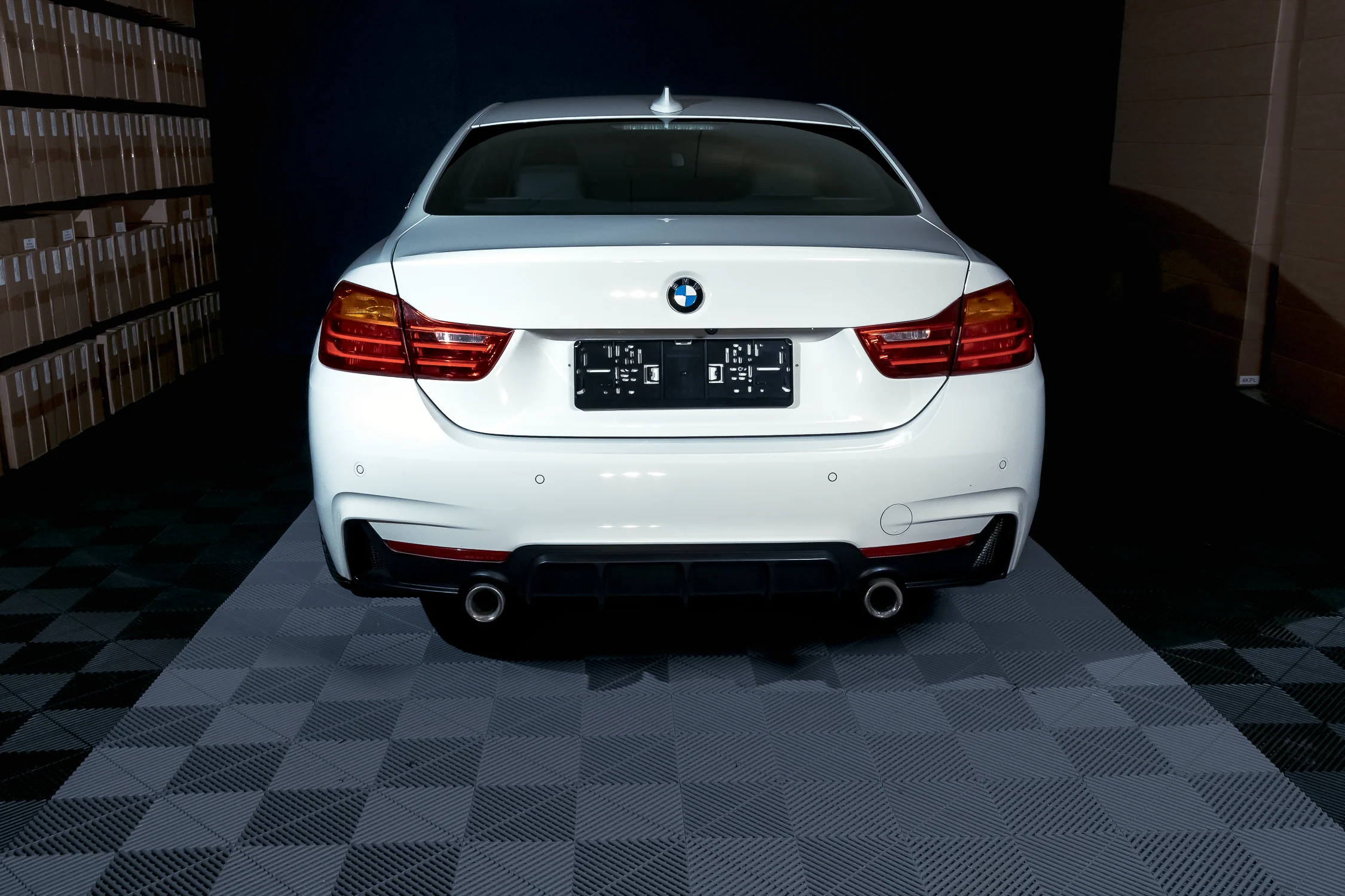 BMW F32 F33 F36 M-Performance matta musta takapuskurin diffuusori tuplaulostulolla - Image 4